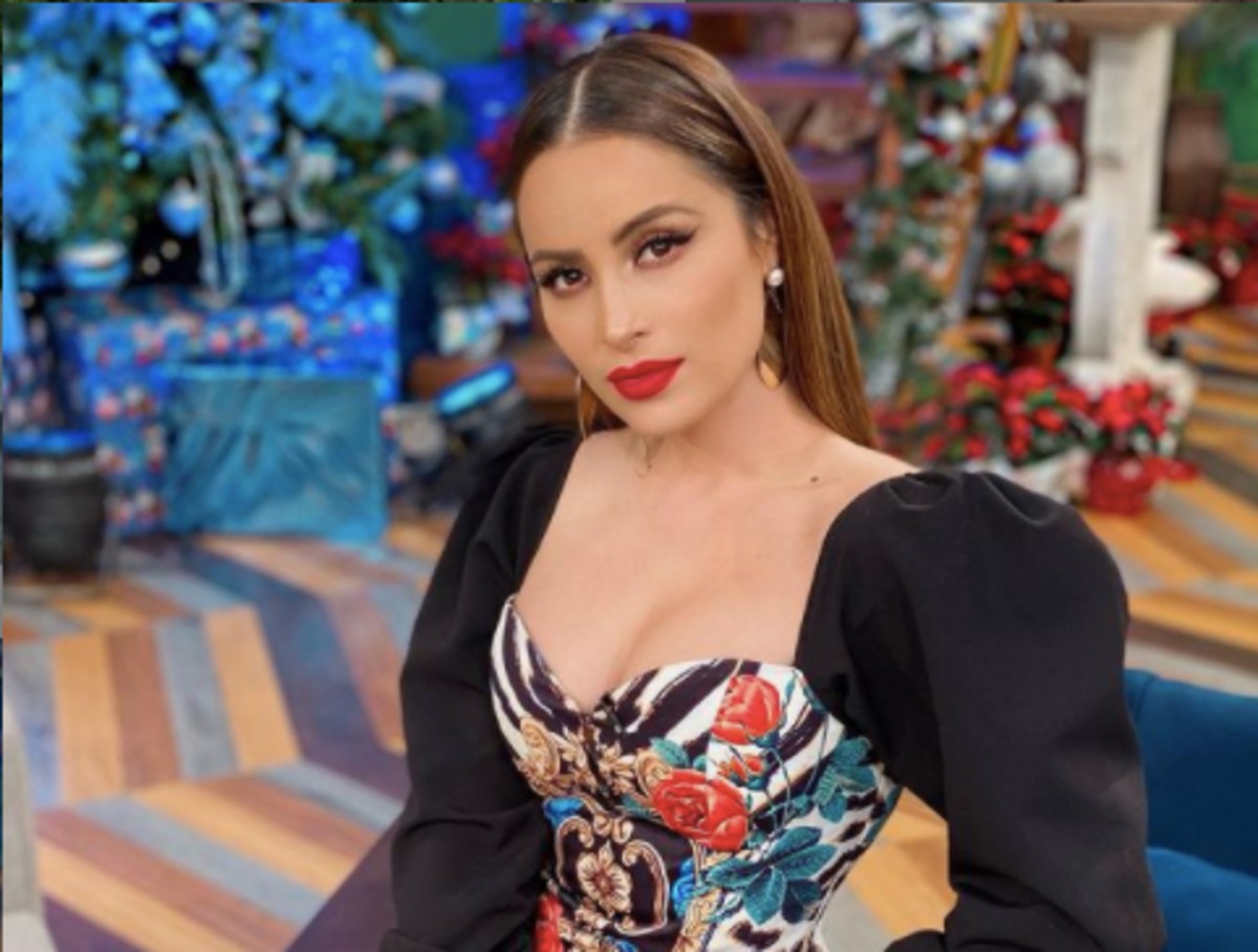 Cynthia Les Marseillais Au Mexique Origine Cynthia Rodríguez luce sus piernas en original vestido de flecos