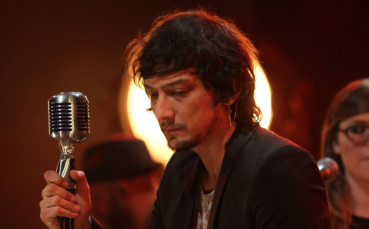 León Larregui lamenta muerte de fans de Zoé que cayeron a coladera