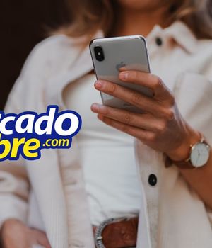 Mercado Libre oferta uno de los celulares de gama media más famosos (Unsplash)