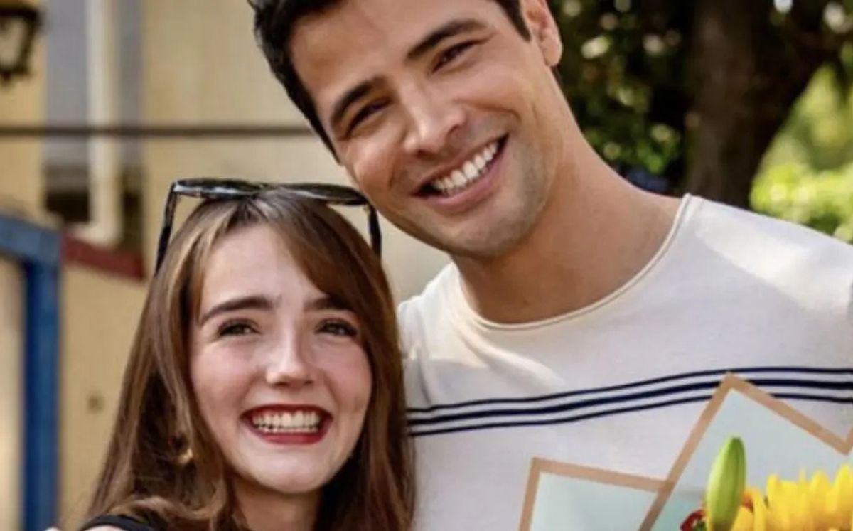 Ponce in a deep kiss