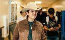 Cantante de corridos presume nuevo trabajo como repartidor de paquetes