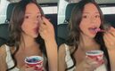 Ángela Aguilar aparece comiendo helado y desata fuertes críticas (TikTok)