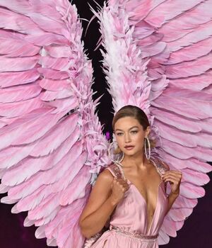 Karol G, TWICE y Madison Beer brillarán en el Victoria’s Secret Fashion Show 2025