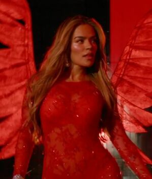 Karol G recibe alas de ángel en el Victoria´s Secret Fashion Show 2025 (Instagram)