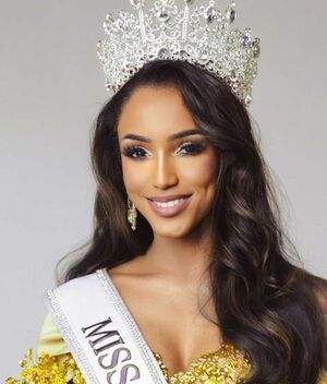 Miss Jamaica 2025 sigue en estado crítico tras caída en Miss Universo