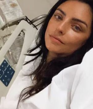 Aislinn Derbez reaparece en el hospital tras la muerte de su mamá