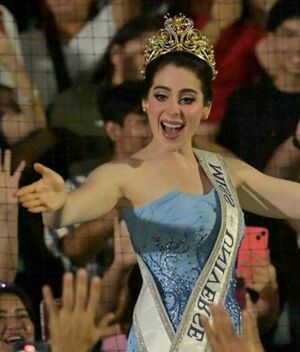 Fans de Fátima Bosch en Tabasco rompen puerta de estadio para verla