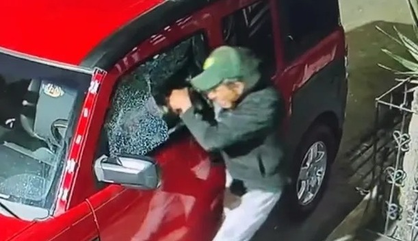 Aaron Mercury encuentra su camioneta con los vidrios destrozados