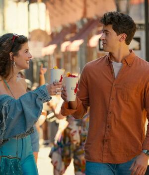 Conoce todos los detalles de la cinta romántica 'Gente que conocemos en vacaciones' (Foto: Netflix)