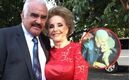 Viuda de Vicente Fernández es captada con un hombre en concierto