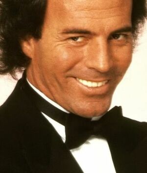 Reviven videos de Julio Iglesias besando a Thalía y Verónica Castro