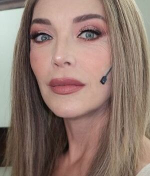 Laura Flores impacta con cambio de look; así se ve ahora (Instagram)