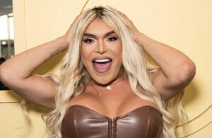 Wendy Guevara casi se desmaya tras ser abrazada por sus fans