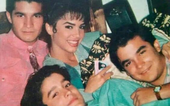 Biby Gaytán junto a sus hermanos