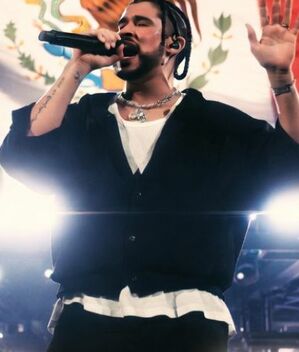 Bad Bunny gritó "¡Viva México!" en reciente conferencia de prensa previa al Super Bowl (Foto: Grok)