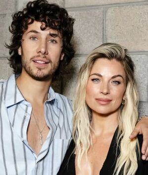 Hijo de Ludwika Paleta se burla de su mamá tras besar a Juanpa Zurita