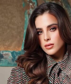 Fátima Bosch se desploma y cae en pleno desfile en Ecuador