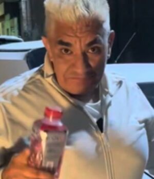 Luchador Shocker es captado pidiendo limosnas y durmiendo en la calle