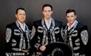 Mariachi Gama 1000 se viste con el primer traje de charro de mezclilla