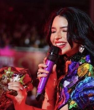 Ángela Aguilar se burla de las críticas por hablar de sus abuelos