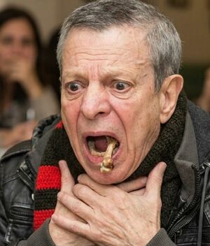 Preocupa la salud de César Bono tras ahogarse en vivo (IA)