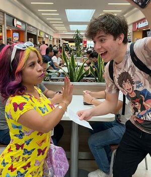 Lupita TikTok apresura a fan para tomarse foto (Foto: Gemini IA / TikTok)