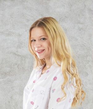 Muere influencer Dominika Elischerova mientras viajaba en su scooter