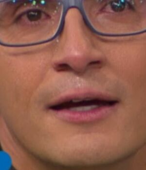 Invitada le levanta el "dedo grosero" a Sergio Sepúlveda en VLA (Foto: Venga la Alegría)