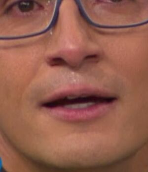 Invitada le levanta el "dedo grosero" a Sergio Sepúlveda en VLA (Foto: Venga la Alegría)