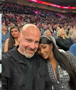 Muere influencer en extrañas circunstancias tras comprometerse