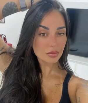 Muere influencer tras nadar en playa de Brasil