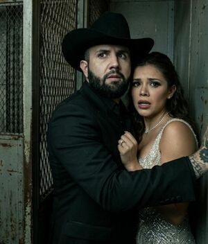 Carín León y su novia sufren aparatoso accidente al caer de elevador (Foto: Gemini IA)
