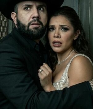 Carín León y su novia sufren aparatoso accidente al caer de elevador (Foto: Gemini IA)