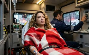 Carolina Miranda reaparece en camilla dentro de una ambulancia (Foto: Gemini IA)