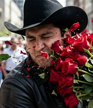 Julión Alvarez es golpeado con un ramo de flores en el rostro (Foto: Gemini IA)