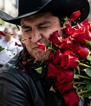 Julión Alvarez es golpeado con un ramo de flores en el rostro (Foto: Gemini IA)