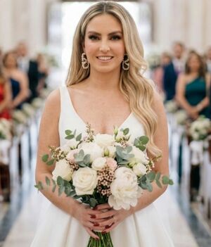 Karla Díaz brilla con glamuroso vestido blanco en el día de su boda (Foto: Gemini IA)