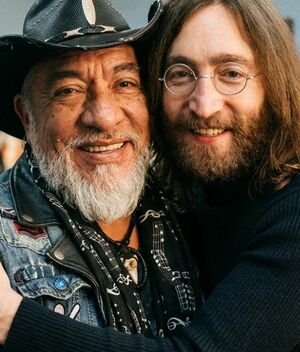 ¿Carlos Trejo tiene los lentes de John Lennon? Video desata burlas (Foto: Gemini IA)