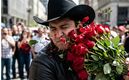Julión Alvarez es golpeado con un ramo de flores en el rostro (Foto: Gemini IA)