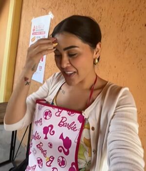 Gomita es captada vendiendo hot dogs en un puesto de la iglesia