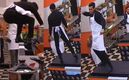 Lancer desata críticas por subirse a la mesa en MasterChef 24/7 (Foto: YouTube)