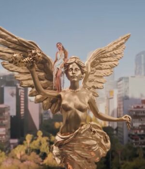 Shakira 'se sube' al Ángel de la Independencia en video de Dai Dai (Foto: YouTube)