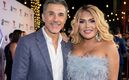 Sergio Mayer es tachado de hipócrita tras traicionar a Wendy Guevara (IA)