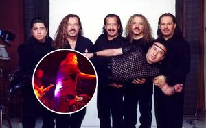 Vocalista de Los Acosta es golpeado por un fan en pleno concierto