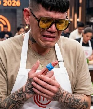 Participante de MasterChef México 24/7 se corta un dedo en la cocina (Foto: Gemini IA)