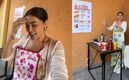 Gomita es captada vendiendo hot dogs en un puesto de la iglesia