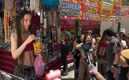 Belinda es captada en tianguis de la CDMX comprando ropa
