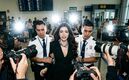 Kenia Os recibe golpe en el cuello y es jaloneada en el aeropuerto (Foto: Gemini IA)