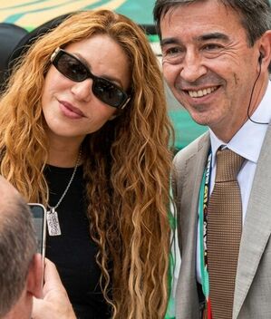 Reportero abandona transmisión en vivo para correr tras Shakira
