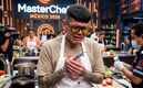Participante de MasterChef México 24/7 se corta un dedo en la cocina (Foto: Gemini IA)